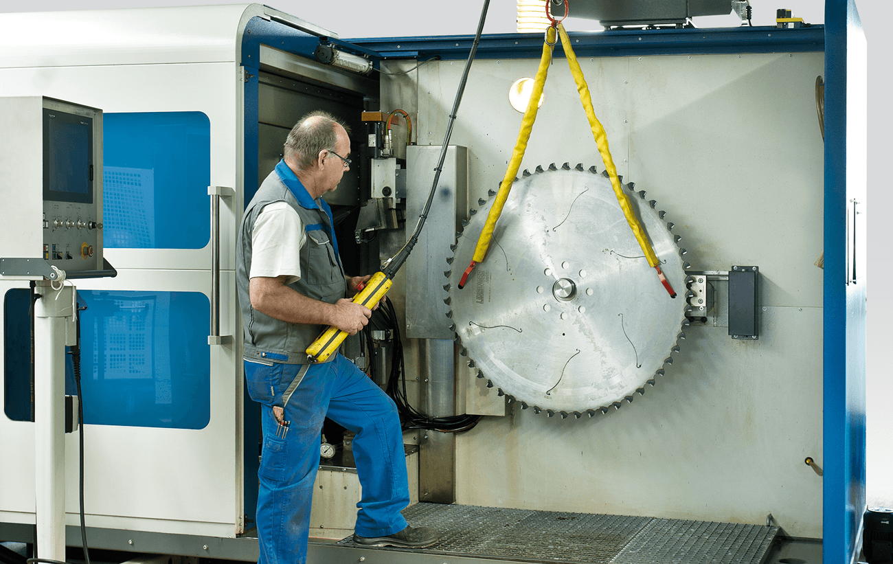 Circular saw blade handling